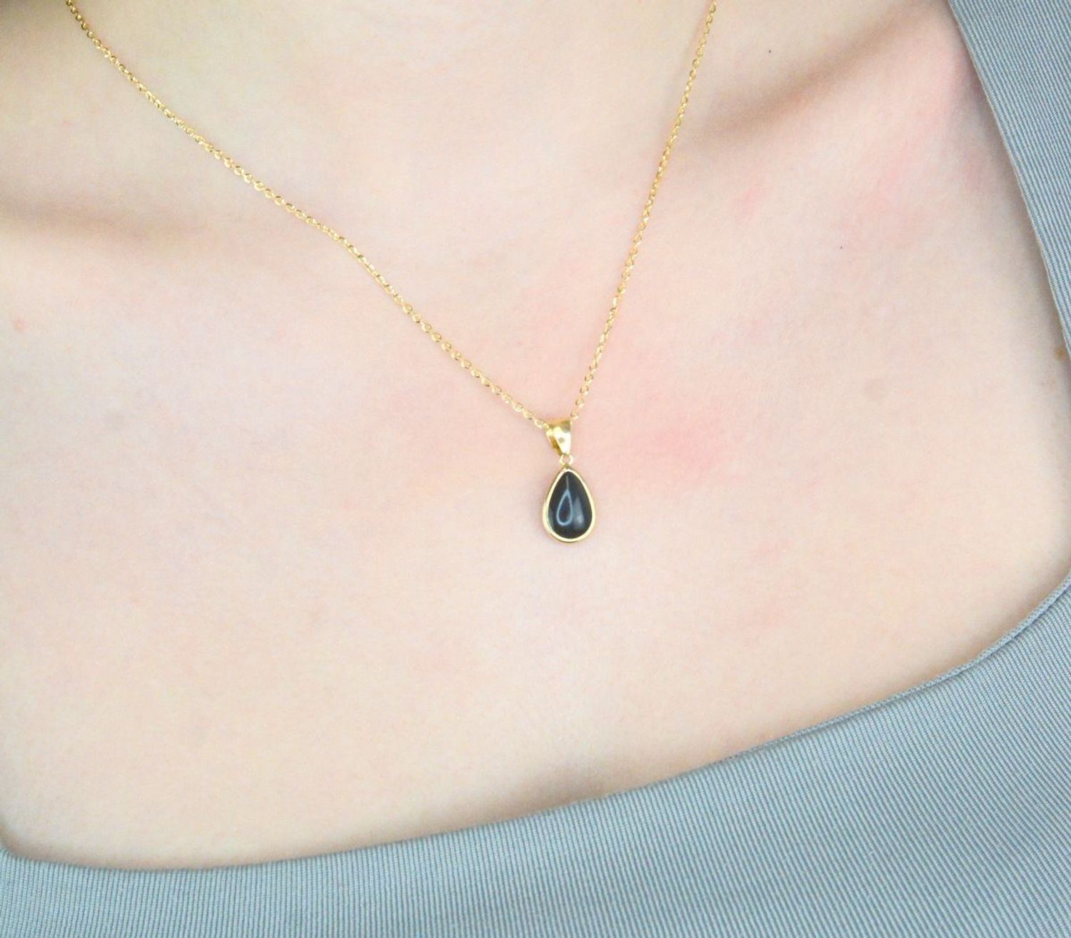 Zawieszka złota łezka onyks pr 585, E0NUE14059 ONX Wisiorek został wykonany z wysokiej jakości złota próby 585. Złoto to jeden z najpopularniejszych kruszców, cenione przez kobiety na całym świecie1.jpg